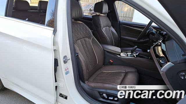 BMW 5 Series 2022 — Şəkil 10/20