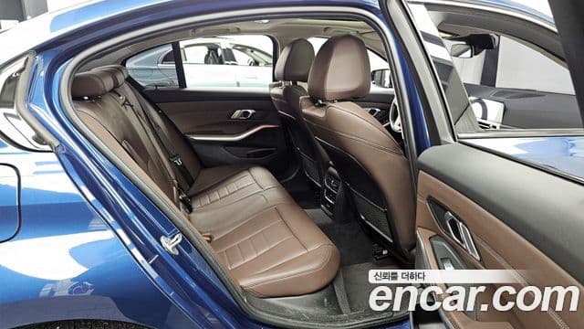 BMW 3 Series 2022 — фото 11 из 20