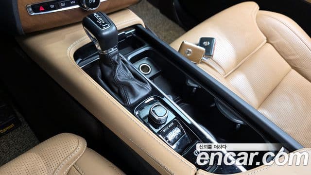 Volvo XC90 2018 — ფოტო 9/20