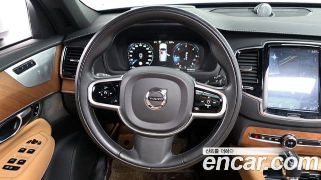 Volvo XC90 2018 — ფოტო 13/20
