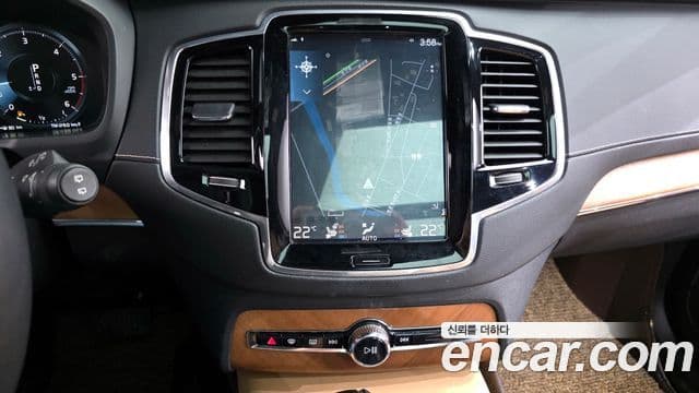 Volvo XC90 2018 — ფოტო 14/20