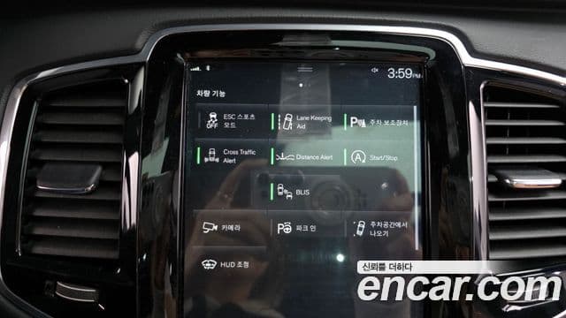 Volvo XC90 2018 — ფოტო 18/20