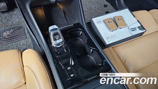 Volvo XC40 2019 — Şəkil 8/20