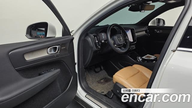 Volvo XC40 2019 — Şəkil 9/20