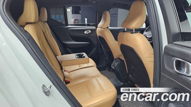 Volvo XC40 2019 — Şəkil 12/20