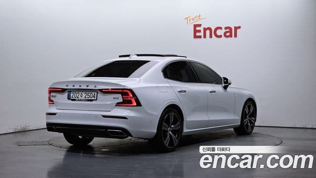 Volvo S60 2022 — ფოტო 14/20