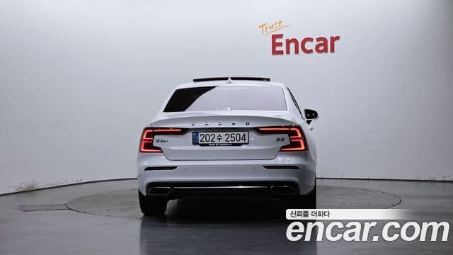 Volvo S60 2022 — ფოტო 3/20