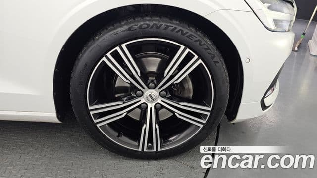 Volvo S60 2022 — ფოტო 5/20