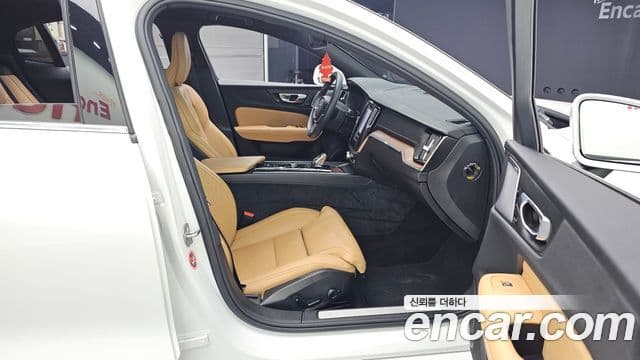 Volvo S60 2022 — ფოტო 7/20