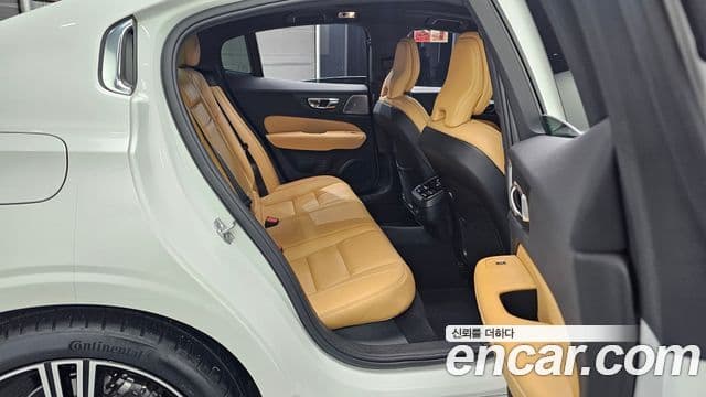 Volvo S60 2022 — ფოტო 10/20