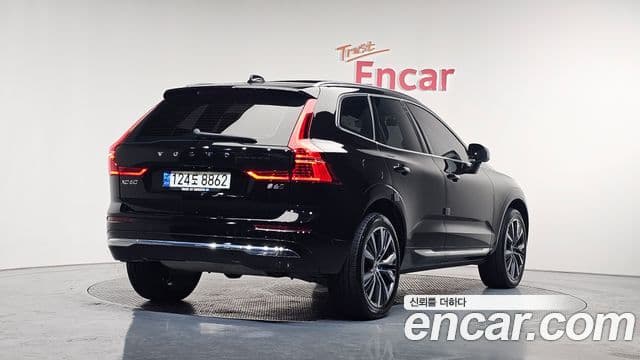 Volvo XC60 2021 — ფოტო 1/20