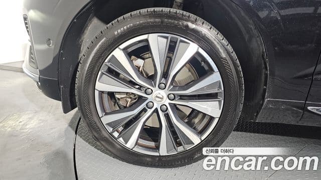 Volvo XC60 2021 — ფოტო 4/20