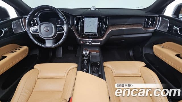 Volvo XC60 2021 — ფოტო 10/20