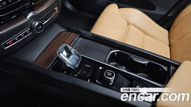 Volvo XC60 2021 — ფოტო 7/20