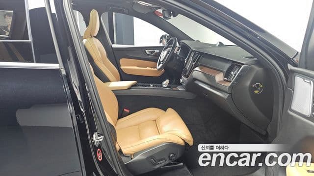 Volvo XC60 2021 — ფოტო 11/20