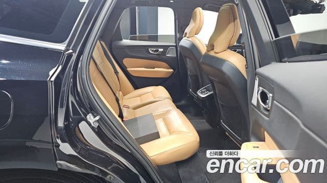 Volvo XC60 2021 — фото 12 из 20