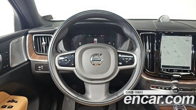 Volvo XC60 2021 — ფოტო 13/20