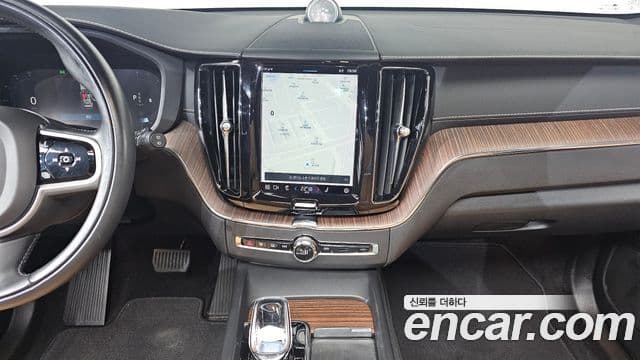 Volvo XC60 2021 — ფოტო 14/20