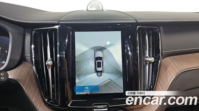 Volvo XC60 2021 — ფოტო 15/20