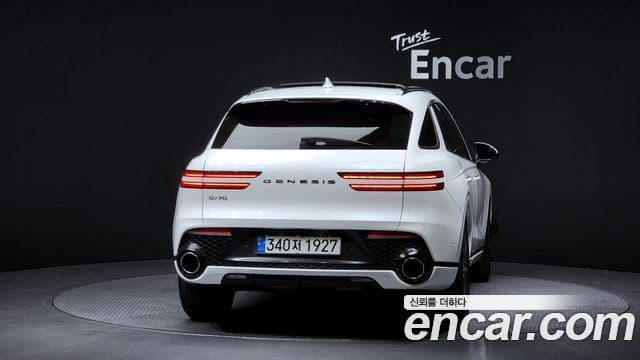 Genesis GV70 2023 — ფოტო 15/20