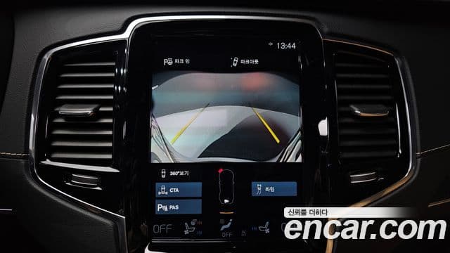 Volvo XC90 2021 — ფოტო 15/20