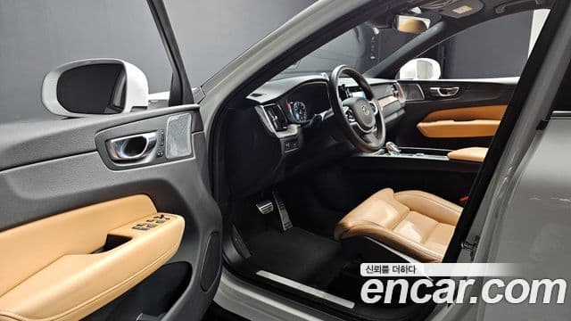 Volvo XC60 2021 — фото 12 из 20