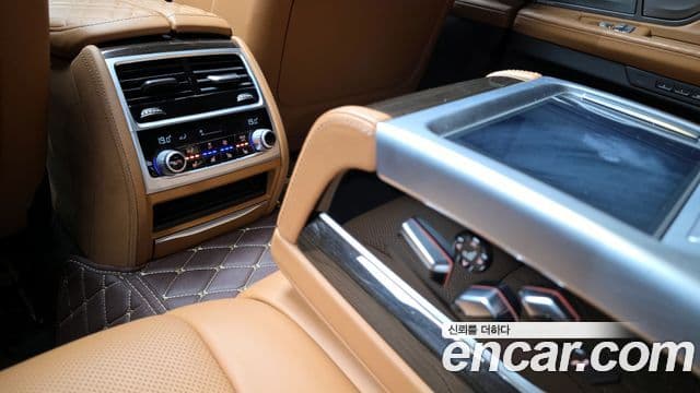 BMW 7 Series 2019 — фото 18 из 20