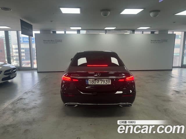 Mercedes-Benz E-Class 2021 — ფოტო 8/17