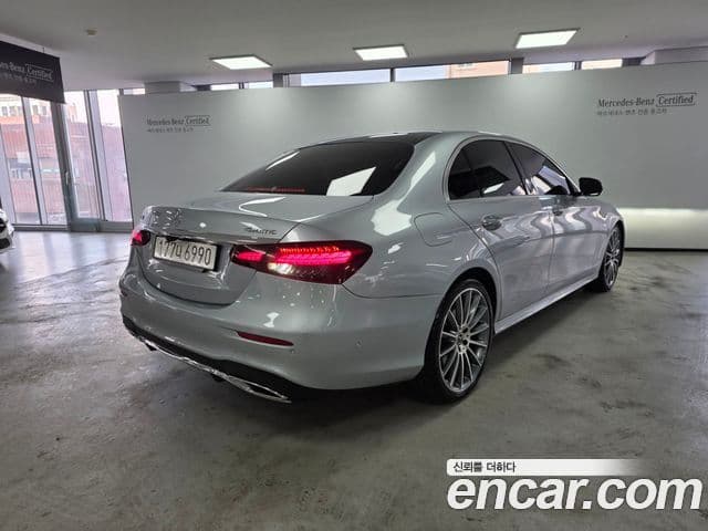 Mercedes-Benz E-Class 2022 — Photo 13/17