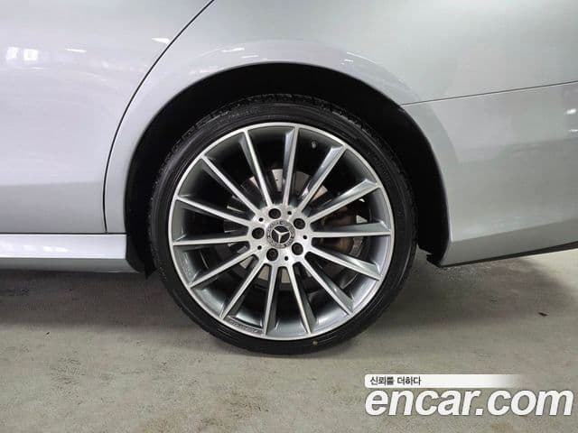 Mercedes-Benz E-Class 2022 — Photo 14/17