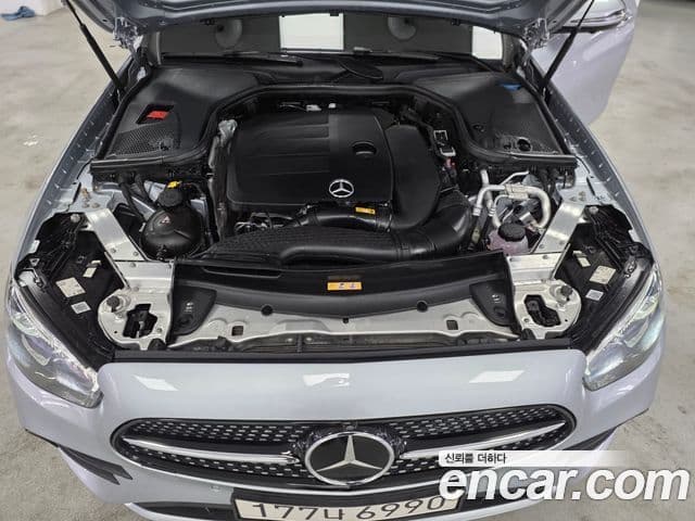 Mercedes-Benz E-Class 2022 — Photo 9/17