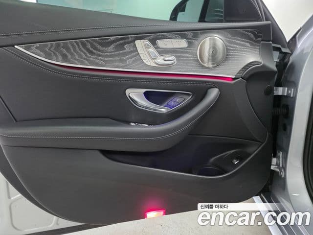 Mercedes-Benz E-Class 2022 — Photo 10/17