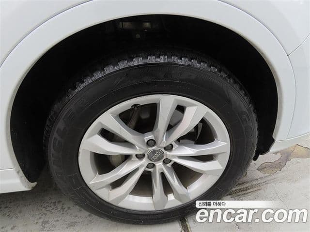 Audi Q7 2019 — ფოტო 19/20