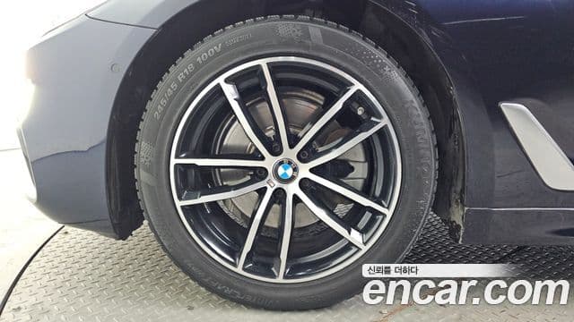 BMW 5 Series 2018 — ფოტო 5/20