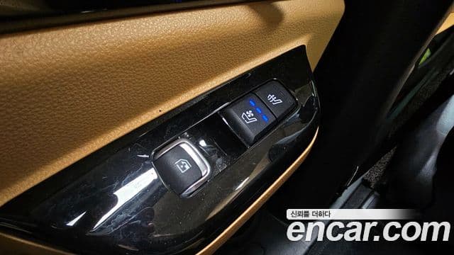 Kia Carnival 2022 — ფოტო 18/20