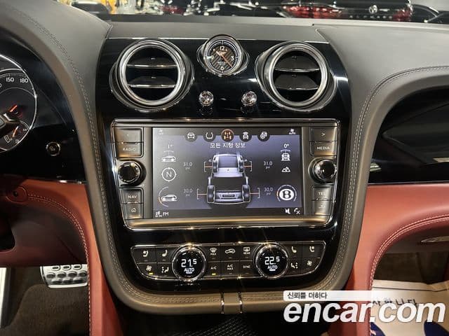 Bentley Bentayga 2020 — ფოტო 7/17
