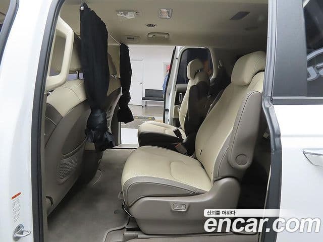 Kia Carnival 2022 — фото 8 из 20