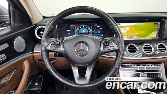 Mercedes-Benz E-Class 2018 — ფოტო 13/20