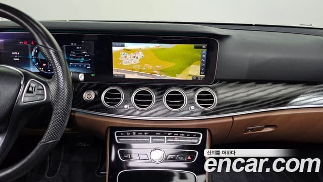 Mercedes-Benz E-Class 2018 — ფოტო 14/20