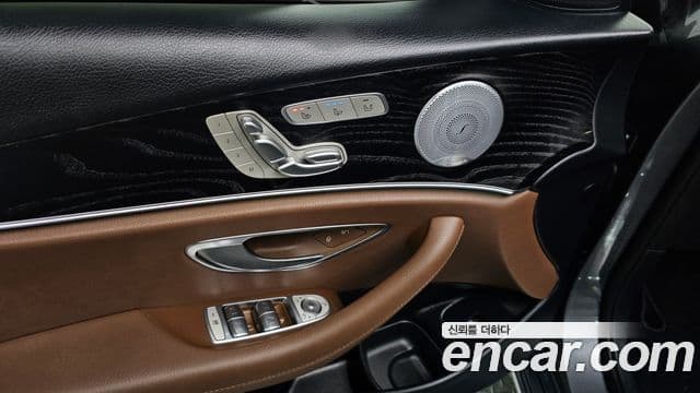 Mercedes-Benz E-Class 2018 — ფოტო 18/20