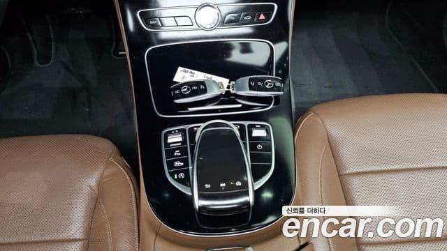 Mercedes-Benz E-Class 2018 — ფოტო 19/20