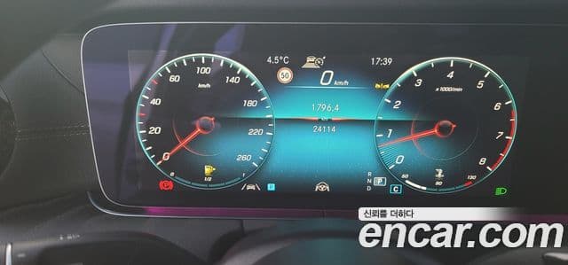 Mercedes-Benz E-Class 2023 — Photo 12/20