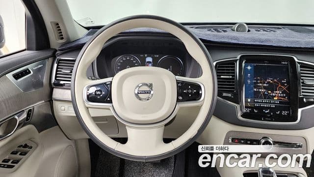 Volvo XC90 2022 — ფოტო 13/20