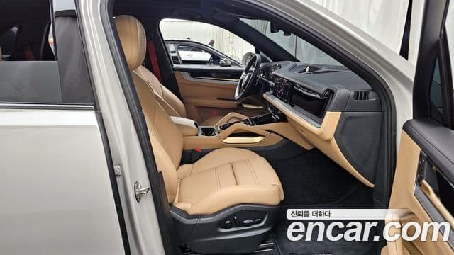 Porsche Cayenne 2024 — ფოტო 11/20