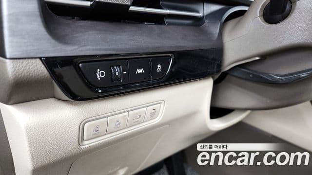 Kia Carnival 2021 — ფოტო 16/20