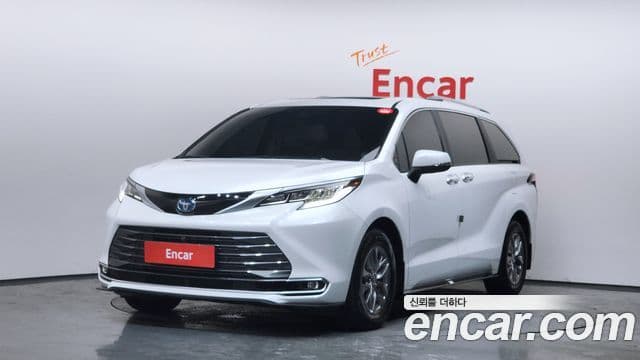 Toyota Sienna 2023 — ფოტო 1/20