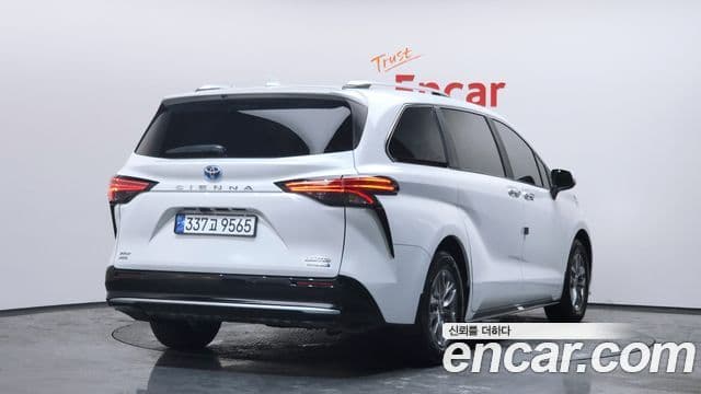 Toyota Sienna 2023 — ფოტო 2/20