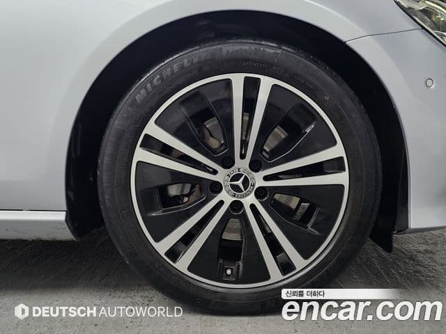 Mercedes-Benz E-Class 2020 — Photo 1/20