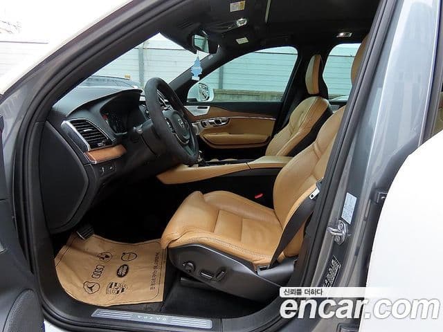 Volvo XC90 2019 — ფოტო 13/20