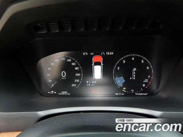Volvo XC90 2019 — ფოტო 15/20